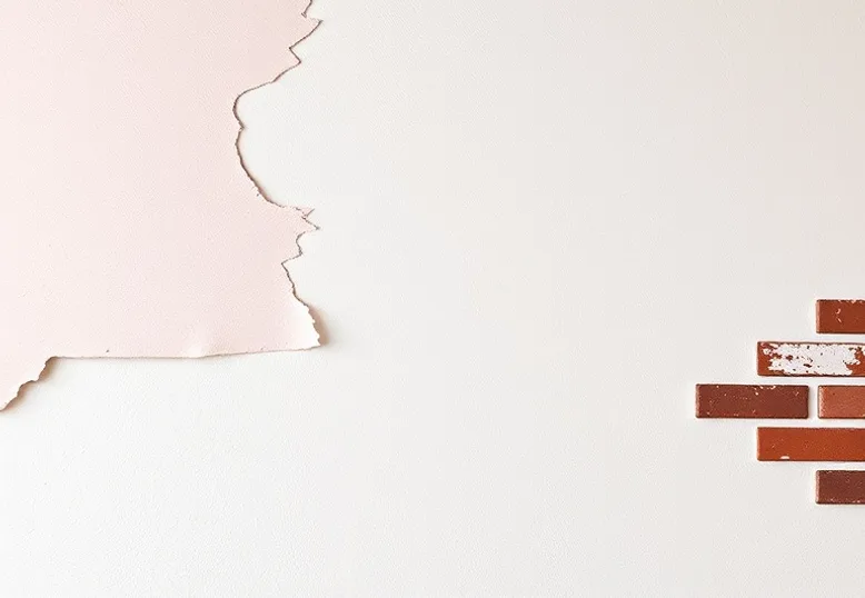 Application d'un enduit décoratif à la lisseuse sur un mur